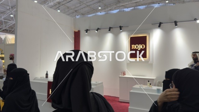 كشك أو جناح يحمل لافتة باسم روجو معرض العود الأزرق والعطور الدولي في الرياض أُقيمت من ديسمبر 2025 - يناير 2026 في المملكة العربية السعودية،  فعاليات سنوية كبرى، تقدم تجربة حسية تشمل التسوق والتعلم عن صناعة العطور وورش العمل