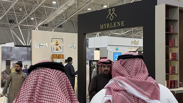 نخبة من العلامات التجارية المحلية والعالمية في معرض العود الأزرق والعطور الدولي في الرياض أُقيمت من ديسمبر 2025 - يناير 2026 في المملكة العربية السعودية،  فعاليات سنوية كبرى، تقدم تجربة حسية تشمل التسوق والتعلم عن صناعة العطور وورش العمل