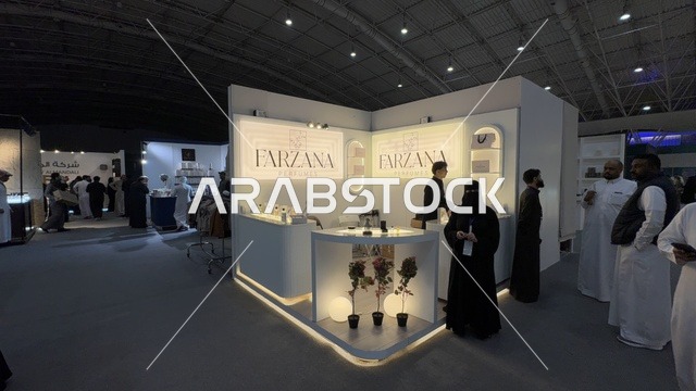 المنتجات المعروضة زجاجات عطور أو منتجات تجميل، معرض العود الأزرق والعطور الدولي في الرياض أُقيمت من ديسمبر 2025 - يناير 2026 في المملكة العربية السعودية،  فعاليات سنوية كبرى، تقدم تجربة حسية تشمل التسوق والتعلم عن صناعة العطور وورش العمل
