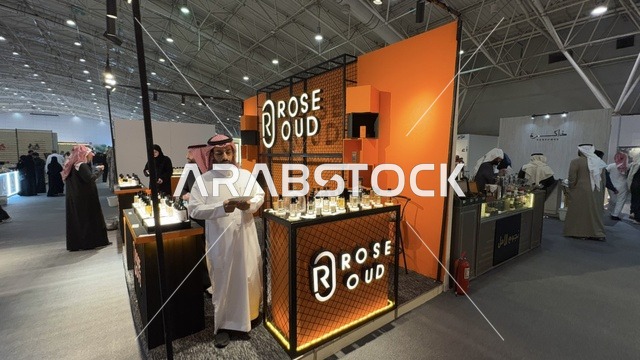 كشك روز عود يقدم عطور برائحة الورد، معرض العود الأزرق والعطور الدولي في الرياض أُقيمت من ديسمبر 2025 - يناير 2026 في المملكة العربية السعودية،  فعاليات سنوية كبرى، تقدم تجربة حسية تشمل التسوق والتعلم عن صناعة العطور وورش العمل