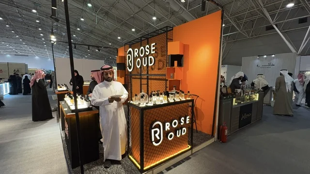 كشك روز عود يقدم عطور برائحة الورد، معرض العود الأزرق والعطور الدولي في الرياض أُقيمت من ديسمبر 2025 - يناير 2026 في المملكة العربية السعودية،  فعاليات سنوية كبرى، تقدم تجربة حسية تشمل التسوق والتعلم عن صناعة العطور وورش العمل