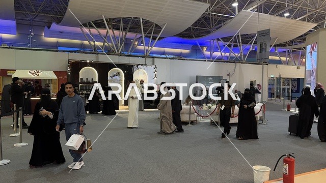 أشخاص يرتدون ملابس تقليدية سعودية، معرض العود الأزرق والعطور الدولي في الرياض أُقيمت من ديسمبر 2025 - يناير 2026 في المملكة العربية السعودية،  فعاليات سنوية كبرى، تقدم تجربة حسية تشمل التسوق والتعلم عن صناعة العطور وورش العمل