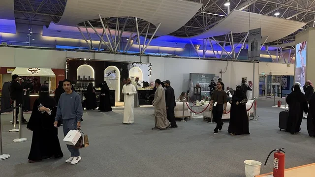 People wearing traditional Saudi clothing, the Blue Oud and International Perfumes Exhibition in Riyadh was held from December 2025 to January 2026 in the Kingdom of Saudi Arabia, major annual events that offer a sensory experience including shopping and learning about the perfume industry and workshops.