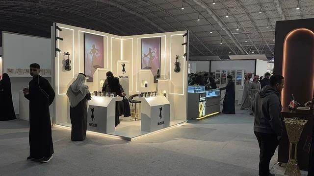 أشخاص يرتدون ملابس تقليدية سعودية، معرض العود الأزرق والعطور الدولي في الرياض أُقيمت من ديسمبر 2025 - يناير 2026 في المملكة العربية السعودية،  فعاليات سنوية كبرى، تقدم تجربة حسية تشمل التسوق والتعلم عن صناعة العطور وورش العمل