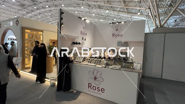 كشك مخصص لعرض الأكسسوارات، معرض العود الأزرق والعطور الدولي في الرياض أُقيمت من ديسمبر 2025 - يناير 2026 في المملكة العربية السعودية،  فعاليات سنوية كبرى، تقدم تجربة حسية تشمل التسوق والتعلم عن صناعة العطور وورش العمل