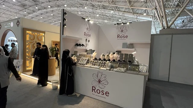كشك مخصص لعرض الأكسسوارات، معرض العود الأزرق والعطور الدولي في الرياض أُقيمت من ديسمبر 2025 - يناير 2026 في المملكة العربية السعودية،  فعاليات سنوية كبرى، تقدم تجربة حسية تشمل التسوق والتعلم عن صناعة العطور وورش العمل