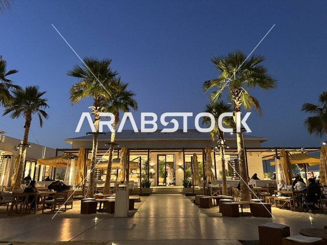 تصميم معماري حديث مع صفوف من الأعمدة ، سولت البحر وجهة ترفيهية وشاطئية عائلية تقع على طريق الكورنيش في الخبر في المملكة العربية السعودية، تجديدات إضافية وتطويرات في 3  يناير 2026، شاطئ رملي مع وجود مظلات وأشجار نخيل