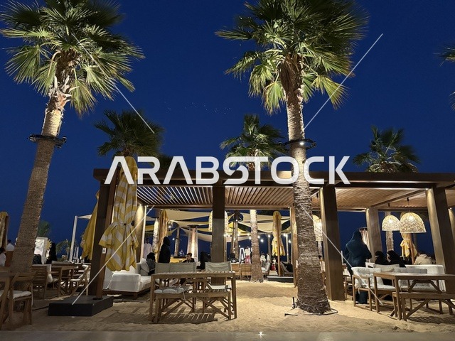 مدفئة على الشاطئ الأجواء الشتوية، سولت البحر وجهة ترفيهية وشاطئية عائلية تقع على طريق الكورنيش في الخبر في المملكة العربية السعودية، تجديدات إضافية وتطويرات في 3  يناير 2026، شاطئ رملي مع وجود مظلات وأشجار نخيل