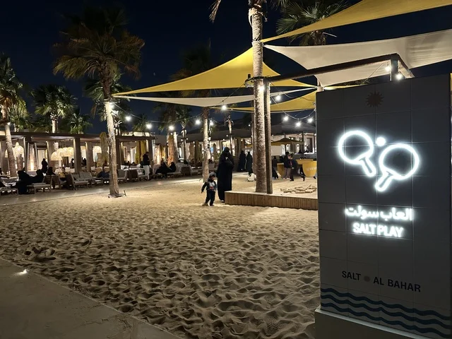 مكان ترفيهي وألعاب جماعية ، سولت البحر وجهة ترفيهية وشاطئية عائلية تقع على طريق الكورنيش في الخبر في المملكة العربية السعودية، تجديدات إضافية وتطويرات في 3  يناير 2026، شاطئ رملي مع وجود مظلات وأشجار نخيل