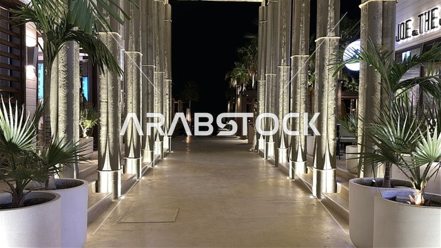 مناطق متنوعة تشمل جلسات داخلية وخارجية سولت البحر وجهة ترفيهية وشاطئية عائلية تقع على طريق الكورنيش في الخبر في المملكة العربية السعودية، تجديدات إضافية وتطويرات في 3  يناير 2026، شاطئ رملي مع وجود مظلات وأشجار نخيل