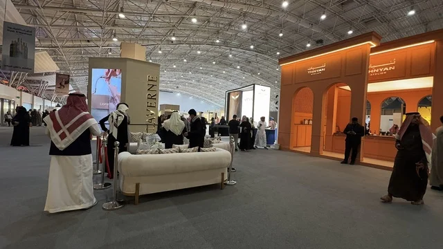 حضور لافت وتنظيم جيد في معرض العطور في الرياض أُقيمت من ديسمبر 2025 - يناير 2026 في المملكة العربية السعودية، تقدم تجربة حسية تشمل التسوق والتعلم عن صناعة العطور وورش العمل، فعاليات سنوية كبرى (معرض العود الأزرق والعطور الدولي)