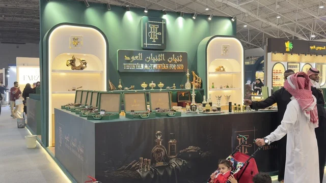 المهتمين البخور والعطور من جميع أنحاء العالم، معرض العطور في الرياض أُقيمت من ديسمبر 2025 - يناير 2026 في المملكة العربية السعودية، تقدم تجربة حسية تشمل التسوق والتعلم عن صناعة العطور وورش العمل، فعاليات سنوية كبرى (معرض العود الأزرق والعطور الدولي)