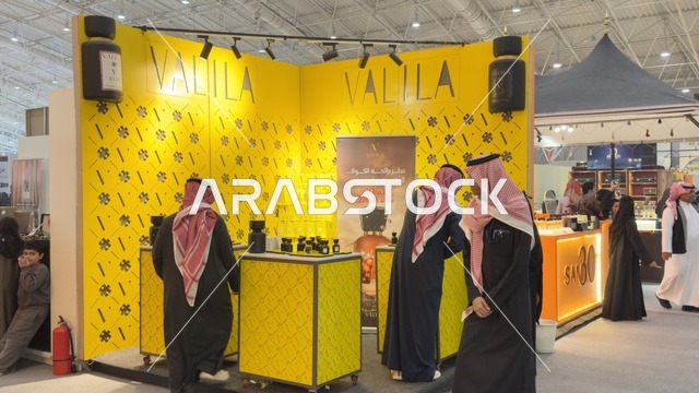 كشك بتصميم لافت باللون الأصفر، معرض العود الأزرق والعطور الدولي في الرياض أُقيمت من ديسمبر 2025 - يناير 2026 في المملكة العربية السعودية، تقدم تجربة حسية تشمل التسوق والتعلم عن صناعة العطور وورش العمل، فعاليات سنوية كبرى