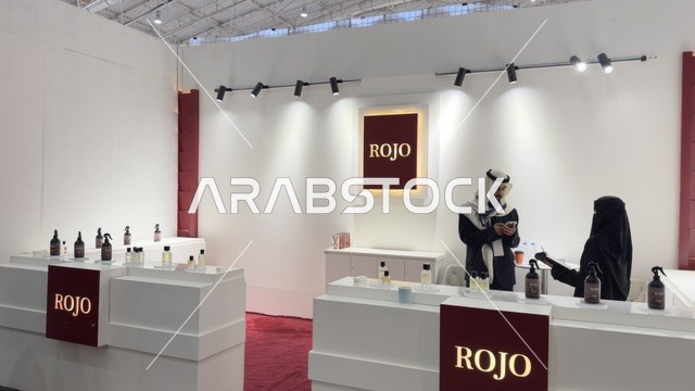 كشك أو جناح يحمل لافتة باسم روجو معرض العود الأزرق والعطور الدولي في الرياض أُقيمت من ديسمبر 2025 - يناير 2026 في المملكة العربية السعودية،  فعاليات سنوية كبرى، تقدم تجربة حسية تشمل التسوق والتعلم عن صناعة العطور وورش العمل