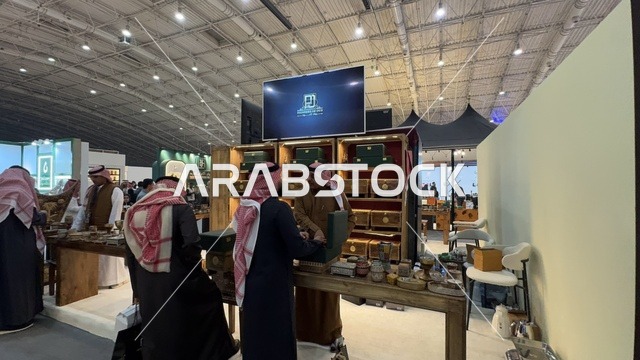 المنتجات المعروضة زجاجات عطور أو منتجات تجميل، معرض العود الأزرق والعطور الدولي في الرياض أُقيمت من ديسمبر 2025 - يناير 2026 في المملكة العربية السعودية،  فعاليات سنوية كبرى، تقدم تجربة حسية تشمل التسوق والتعلم عن صناعة العطور وورش العمل