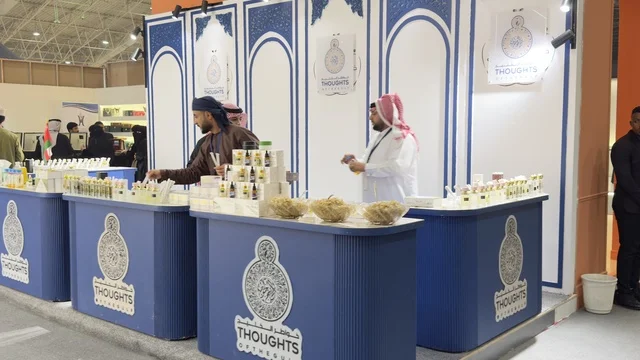 تقدم أحدث المنتجات والتشكيلات، معرض العود الأزرق والعطور الدولي في الرياض أُقيمت من ديسمبر 2025 - يناير 2026 في المملكة العربية السعودية،  فعاليات سنوية كبرى، تقدم تجربة حسية تشمل التسوق والتعلم عن صناعة العطور وورش العمل