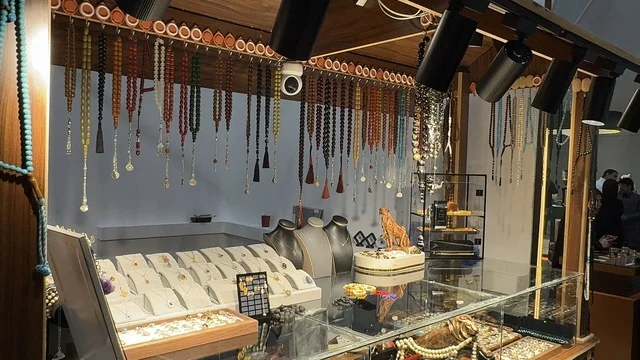 كشك مخصص لعرض الأكسسوارات، معرض العود الأزرق والعطور الدولي في الرياض أُقيمت من ديسمبر 2025 - يناير 2026 في المملكة العربية السعودية،  فعاليات سنوية كبرى، تقدم تجربة حسية تشمل التسوق والتعلم عن صناعة العطور وورش العمل