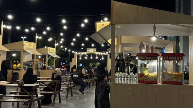 تجربة تذوق فاخرة فى المملكة العربية السعودية، فعالية لقمة بمدينة جدة في يناير 2026 ، الحلى والمخبوزات الحجازية العريقة ، جو عائلي وشعبي، تذوق نكهة الطعام المحلي التقليدي