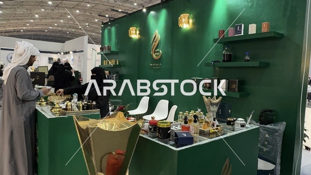 كشك لبيع منتجات العطور والعود الفاخرة، تجربة حسية تشمل التسوق والتعلم عن صناعة العطور وورش العمل، معرض العود الأزرق والعطور الدولي في الرياض أُقيمت من ديسمبر 2025 - يناير 2026 في المملكة العربية السعودية،  فعاليات سنوية كبرى