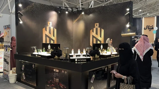 العود هو أحد أندر المكونات وأكثرها تكلفة، تجربة حسية تشمل التسوق والتعلم عن صناعة العطور وورش العمل، معرض العود الأزرق والعطور الدولي في الرياض أُقيمت من ديسمبر 2025 - يناير 2026 في المملكة العربية السعودية،  فعاليات سنوية كبرى