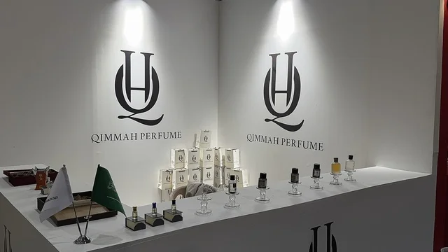 A modern store with white shelves, a sensory experience that includes shopping and learning about the perfume industry and workshops, the Blue Oud and International Perfume Exhibition in Riyadh was held from December 2025 to January 2026 in the Kingdom of Saudi Arabia, major annual events.