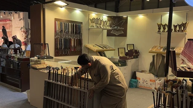 متجر يقدم الإكسسوارات المسابح و العود، تجربة حسية تشمل التسوق والتعلم عن صناعة العطور وورش العمل، معرض العود الأزرق والعطور الدولي في الرياض أُقيمت من ديسمبر 2025 - يناير 2026 في المملكة العربية السعودية،  فعاليات سنوية كبرى