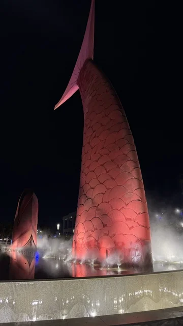 مجسم السكمة وسط قناة مائية تفصل بين مسارات الحركة المرورية في منطقة أبحر الشمالية، أشهر المعالم التاريخية في مدينة جدة في المملكة العربية السعودية، منطقة سياحية شهيرة على البحر الأحمر