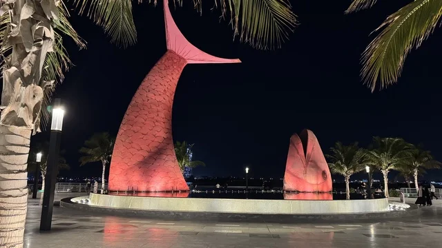 منطقة سياحية شهيرة على البحر الأحمر، مجسم السكمة وسط قناة مائية تفصل بين مسارات الحركة المرورية في منطقة أبحر الشمالية، أشهر المعالم التاريخية في مدينة جدة في المملكة العربية السعودية