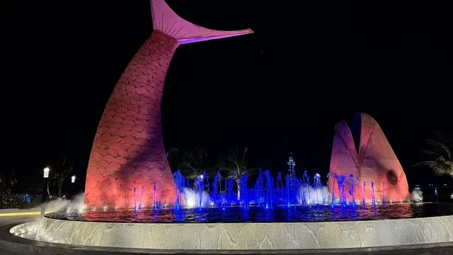 مجسم السكمة وسط قناة مائية تفصل بين مسارات الحركة المرورية في منطقة أبحر الشمالية، أشهر المعالم التاريخية في مدينة جدة في المملكة العربية السعودية، منطقة سياحية شهيرة على البحر الأحمر