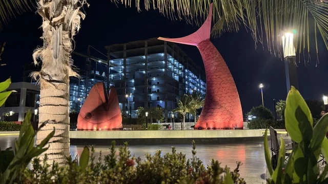 مجسم السكمة وسط قناة مائية تفصل بين مسارات الحركة المرورية في منطقة أبحر الشمالية، أشهر المعالم التاريخية في مدينة جدة في المملكة العربية السعودية، منطقة سياحية شهيرة على البحر الأحمر