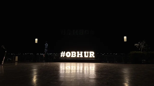 منطقة سياحية شهيرة على البحر الأحمر، مجسم السكمة وسط قناة مائية تفصل بين مسارات الحركة المرورية في منطقة أبحر الشمالية، أشهر المعالم التاريخية في مدينة جدة في المملكة العربية السعودية