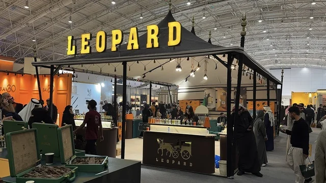 الجناح بتصميم تقليدي على شكل خيمة، تجربة حسية تشمل التسوق والتعلم عن صناعة العطور وورش العمل، معرض العود الأزرق والعطور الدولي في الرياض أُقيمت من ديسمبر 2025 - يناير 2026 في المملكة العربية السعودية،  فعاليات سنوية كبرى