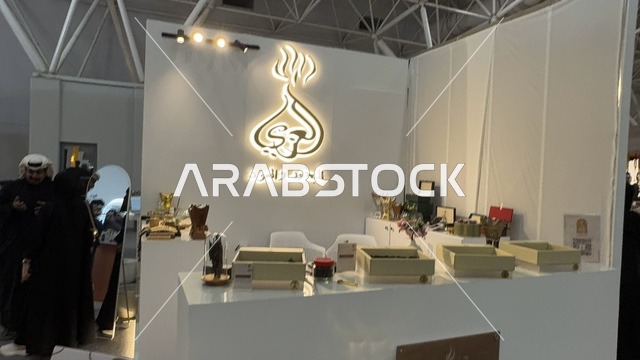 كشك لبيع منتجات العطور والعود الفاخرة، تجربة حسية تشمل التسوق والتعلم عن صناعة العطور وورش العمل، معرض العود الأزرق والعطور الدولي في الرياض أُقيمت من ديسمبر 2025 - يناير 2026 في المملكة العربية السعودية،  فعاليات سنوية كبرى