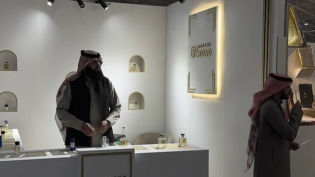 متجر يبيع منتجات العطور مستحضرات التجميل، تجربة حسية تشمل التسوق والتعلم عن صناعة العطور وورش العمل، معرض العود الأزرق والعطور الدولي في الرياض أُقيمت من ديسمبر 2025 - يناير 2026 في المملكة العربية السعودية،  فعاليات سنوية كبرى