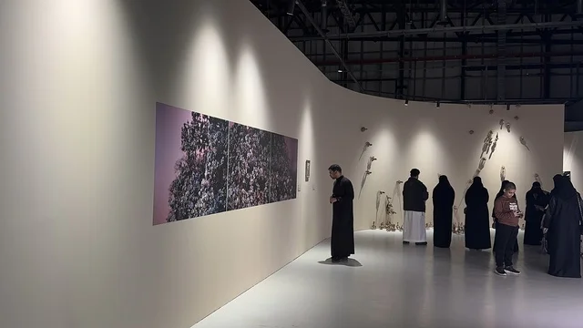 فنون أدائية وموسيقية تعكس التبادل الثقافي والحضاري ، فعالية بين ثقافتين (السعودية والصين) في قاعة  الملفى بمدينة مسك بالرياض يوم 24 ديسمبر 2025  ، تجربة الشارع الصيني، معرض فني مشترك ، عروض فنية حية