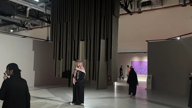 فعالية بين ثقافتين (السعودية والصين) في قاعة  الملفى بمدينة مسك بالرياض يوم 24 ديسمبر 2025  ، تجربة الشارع الصيني، فنون أدائية وموسيقية تعكس التبادل الثقافي والحضاري ، معرض فني مشترك ، عروض فنية حية