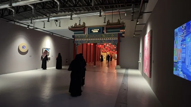 فعالية بين ثقافتين (السعودية والصين) في قاعة  الملفى بمدينة مسك بالرياض يوم 24 ديسمبر 2025  ، تجربة الشارع الصيني، فنون أدائية وموسيقية تعكس التبادل الثقافي والحضاري ، معرض فني مشترك ، عروض فنية حية