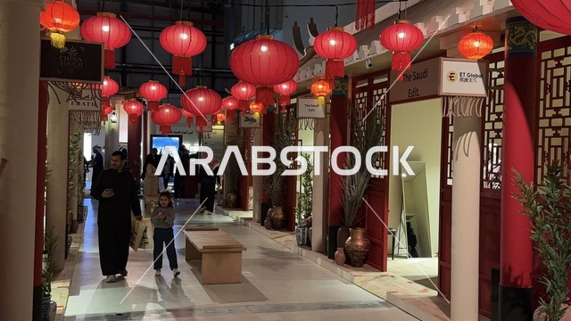 فعالية بين ثقافتين (السعودية والصين) في قاعة  الملفى بمدينة مسك بالرياض يوم 24 ديسمبر 2025  ، تجربة الشارع الصيني، فنون أدائية وموسيقية تعكس التبادل الثقافي والحضاري ، معرض فني مشترك ، عروض فنية حية