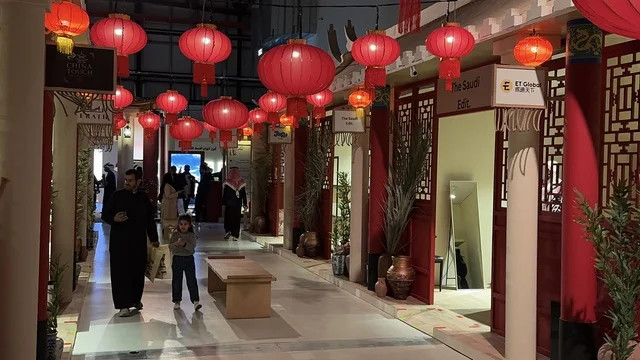 فعالية بين ثقافتين (السعودية والصين) في قاعة  الملفى بمدينة مسك بالرياض يوم 24 ديسمبر 2025  ، تجربة الشارع الصيني، فنون أدائية وموسيقية تعكس التبادل الثقافي والحضاري ، معرض فني مشترك ، عروض فنية حية