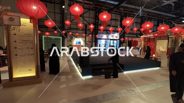 فعالية بين ثقافتين (السعودية والصين) في قاعة  الملفى بمدينة مسك بالرياض يوم 24 ديسمبر 2025  ، تجربة الشارع الصيني، فنون أدائية وموسيقية تعكس التبادل الثقافي والحضاري ، معرض فني مشترك ، عروض فنية حية