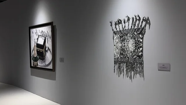 تجربة بصرية متكاملة، معرض فني مشترك ، فنون أدائية وموسيقية تعكس التبادل الثقافي والحضاري ، فعالية بين ثقافتين (السعودية والصين) في قاعة  الملفى بمدينة مسك بالرياض يوم 24 ديسمبر 2025  ، تجربة الشارع الصيني، معرض فني مشترك ، عروض فنية حية