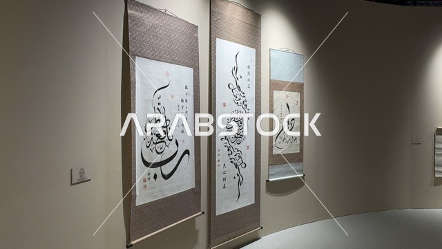 عرض لوحات فنية بالخط العربي، تجربة بصرية متكاملة، معرض فني مشترك ، فنون أدائية وموسيقية تعكس التبادل الثقافي والحضاري ، فعالية بين ثقافتين (السعودية والصين) في قاعة  الملفى بمدينة مسك بالرياض يوم 24 ديسمبر 2025  ، تجربة الشارع الصيني، معرض فني مشترك ، عروض فنية حية