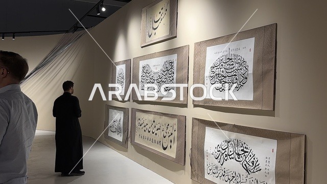 عرض لوحات فنية بالخط العربي، تجربة بصرية متكاملة، معرض فني مشترك ، فنون أدائية وموسيقية تعكس التبادل الثقافي والحضاري ، فعالية بين ثقافتين (السعودية والصين) في قاعة  الملفى بمدينة مسك بالرياض يوم 24 ديسمبر 2025  ، تجربة الشارع الصيني، معرض فني مشترك ، عروض فنية حية