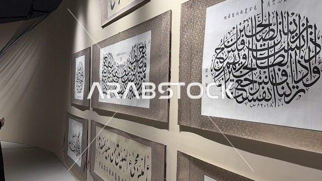 عرض لوحات فنية بالخط العربي، تجربة بصرية متكاملة، معرض فني مشترك ، فنون أدائية وموسيقية تعكس التبادل الثقافي والحضاري ، فعالية بين ثقافتين (السعودية والصين) في قاعة  الملفى بمدينة مسك بالرياض يوم 24 ديسمبر 2025  ، تجربة الشارع الصيني، معرض فني مشترك ، عروض فنية حية
