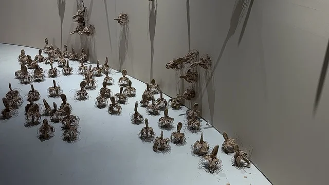 تجربة بصرية متكاملة، معرض فني مشترك ، فنون أدائية وموسيقية تعكس التبادل الثقافي والحضاري ، فعالية بين ثقافتين (السعودية والصين) في قاعة  الملفى بمدينة مسك بالرياض يوم 24 ديسمبر 2025  ، تجربة الشارع الصيني، معرض فني مشترك ، عروض فنية حية