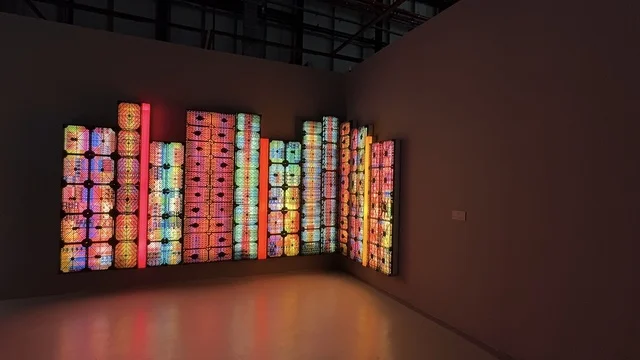 معرض فني مشترك ، فنون أدائية وموسيقية تعكس التبادل الثقافي والحضاري ، فعالية بين ثقافتين (السعودية والصين) في قاعة  الملفى بمدينة مسك بالرياض يوم 24 ديسمبر 2025  ، تجربة الشارع الصيني، معرض فني مشترك ، عروض فنية حية