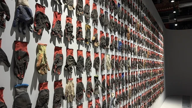 فنون أدائية وموسيقية تعكس التبادل الثقافي والحضاري ، تجربة بصرية متكاملة، معرض فني مشترك ، فعالية بين ثقافتين (السعودية والصين) في قاعة  الملفى بمدينة مسك بالرياض يوم 24 ديسمبر 2025  ، تجربة الشارع الصيني، عروض فنية حية