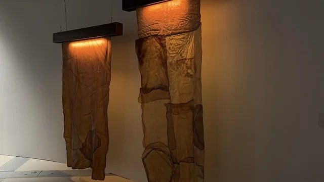 فنون أدائية وموسيقية تعكس التبادل الثقافي والحضاري ، تجربة بصرية متكاملة، معرض فني مشترك ، فعالية بين ثقافتين (السعودية والصين) في قاعة  الملفى بمدينة مسك بالرياض يوم 24 ديسمبر 2025  ، تجربة الشارع الصيني، عروض فنية حية