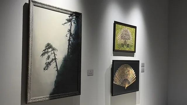 فنون أدائية وموسيقية تعكس التبادل الثقافي والحضاري ، تجربة بصرية متكاملة، معرض فني مشترك ، فعالية بين ثقافتين (السعودية والصين) في قاعة  الملفى بمدينة مسك بالرياض يوم 24 ديسمبر 2025  ، تجربة الشارع الصيني، عروض فنية حية