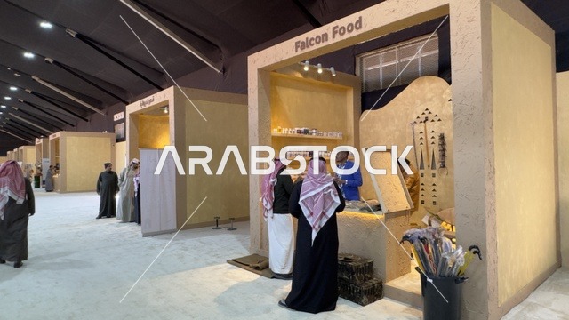 متاجر المنتجات الغذائية فى مهرجان الملك عبدالعزيز للصقور – الرياض، المملكة العربية السعودية يوم 4 من يناير 2026 ، فعالية تراثية وطنية تعكس ثقافة الصقارة السعودية، عروض ومنافسات للصقور، مشاركة واسعة من الصقارين، أجواء تراثية تجمع الأصالة والهوية، أحد أبرز المهرجانات الثقافية في المملكة